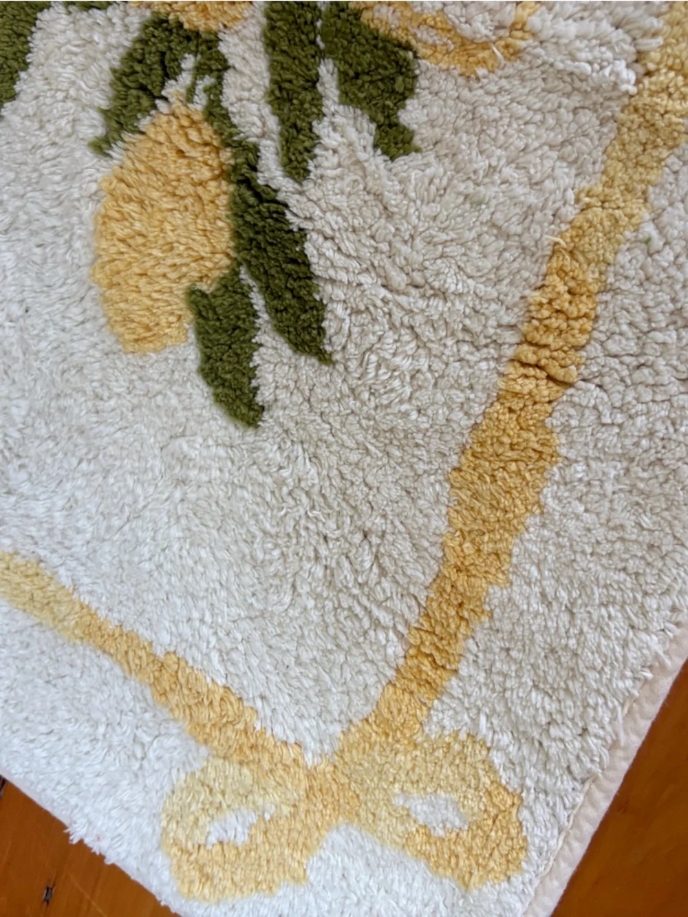 NWT Urban Outfitters Tulip Bunch Plush Tufted Bath Mat